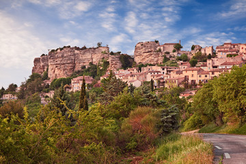 Fototapeta na wymiar Saignon, Vaucluse, Provence, France: landscape of the ancient village on the hill