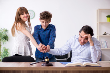 Divorcing family trying to divide child custody