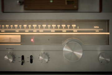 Obraz premium Vintage radio na stole