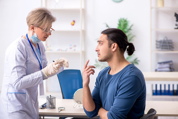 Obraz premium Young patient visiting doctor in hospital