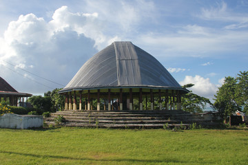 The fale tele (big house), the most important house, is usually round in shape, and serves as a meeting house for chief council meetings, family gatherings, funerals or chief title investitures.  - obrazy, fototapety, plakaty