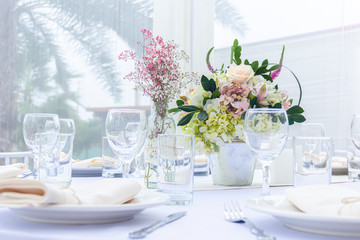 Mesa decorada para matrimonio con flores y cristalería