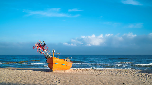  Fischerboot am Ostseestrand bei Rewal in Polen 