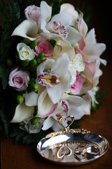 Wedding still life of rings and bride's bouquet. - 289790098