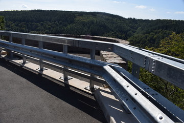 Barriere vor einer Klippe in der Eifel