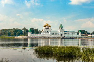 Fototapeta premium Ipatievsky Holy Trinity monastery in Kostroma at dawn.