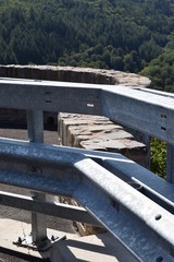 Barriere vor einer Klippe in der Eifel