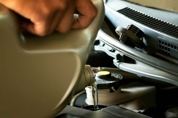 Refueling and pouring oil Fill the oil in the engine, maintenance, and performance..