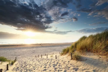 Crédence de cuisine en verre imprimé Mer du Nord, Pays-Bas soleil couchant sur le chemin de sable vers la plage de la mer du Nord