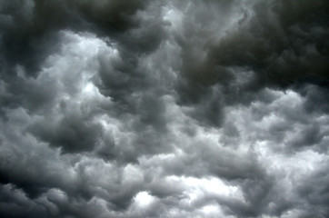 Cielo grigioe nero fotografato durante l'arrivo di una tempesta.