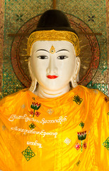 Buddha in der Shwedagon Pagode in Yangon - obrazy, fototapety, plakaty