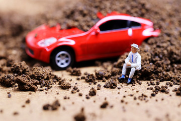 土砂に埋まった車とドライバー