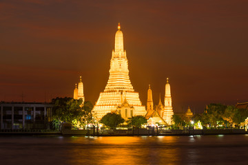 Fototapeta premium View of the main prang of Wat Arun Buddhist Temple in night lighting. Bangkok, Thailand