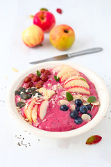 Beerenjoghurt mit Obst	