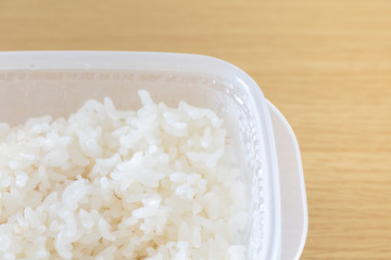 タッパーで冷凍保存したご飯を解凍して食べる