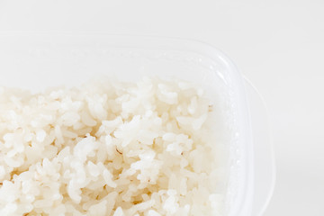 タッパーで冷凍保存したご飯を解凍して食べる