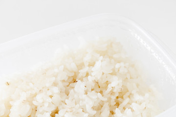タッパーで冷凍保存したご飯を解凍して食べる