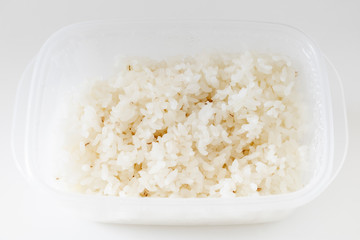 タッパーで冷凍保存したご飯を解凍して食べる