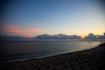 leerer Strand am Morgen