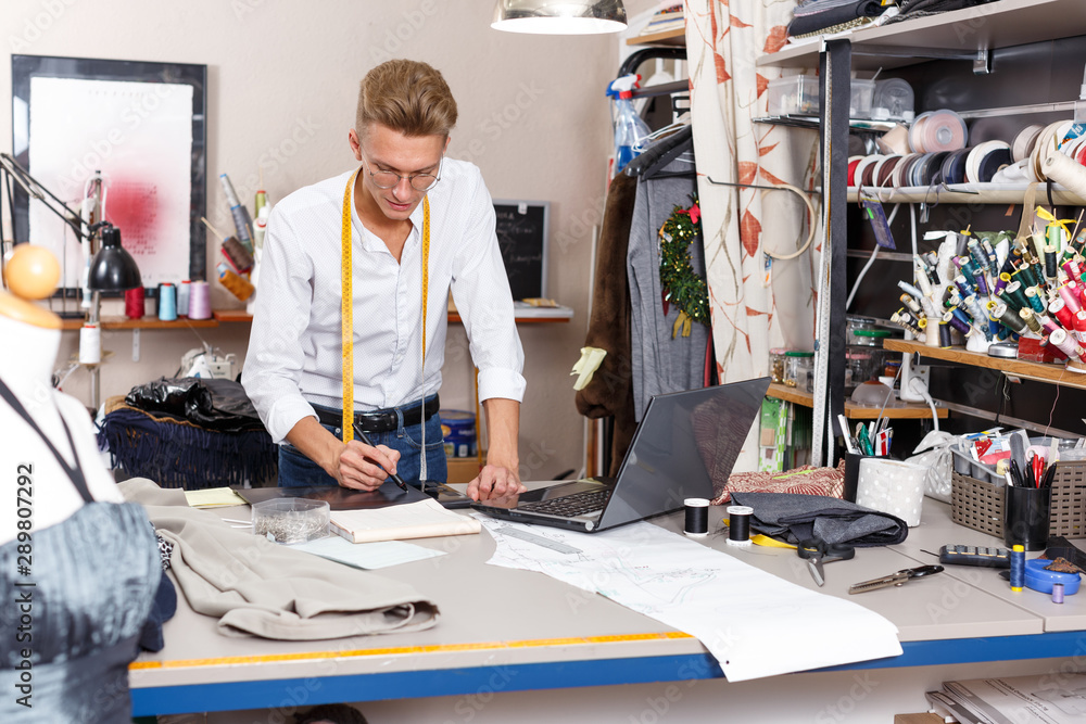 Aufkleber tailor creating pattern using laptop