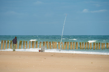 pêcheur sur la côte d'opale dans le nord de la France