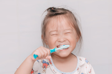 A girl brushing his teeth