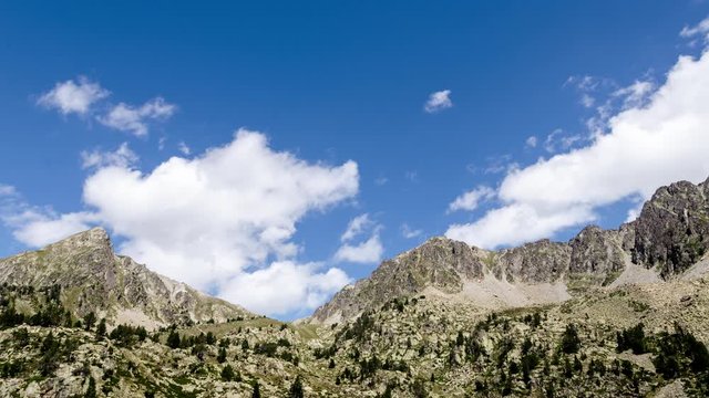 Timelapse nuages defile Pyren&eacute;es