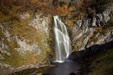 Obraz premium Waterfall in autumn in the Pyrenees.