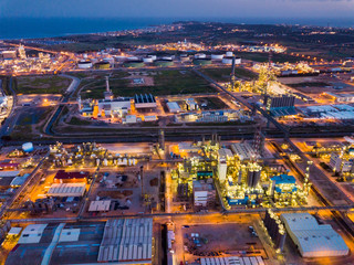 Obraz premium Night aerial view of chemical plant next to Salou