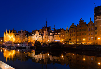 Fototapeta na wymiar Image of night light of Moltawa River in Gdansk
