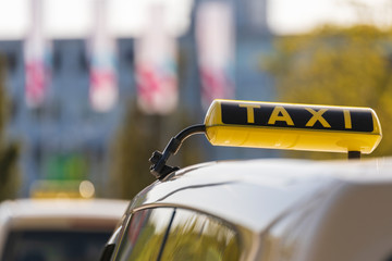 Ein Taxischild auf dem Autodach