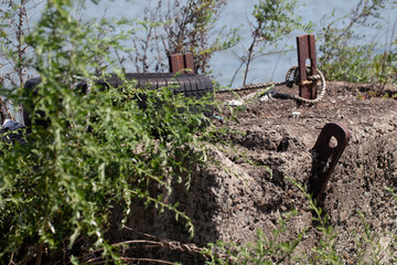 海沿いの土に埋まった船を止める杭