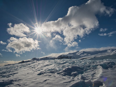 Schnee und Eis glitzert in der tiefstehenden Sonne