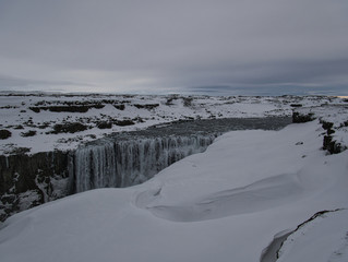 Verschneite Landschaft am Dettifoss Wasserfall