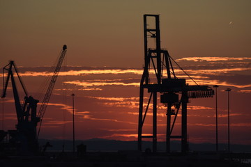 cantiere del porto al tramonto