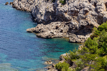 Obraz premium Bucht Ses Caletes auf der Halbinsel La Victoria, Mallorca mit türkisfarbenem Wasser und Felsen im Meer