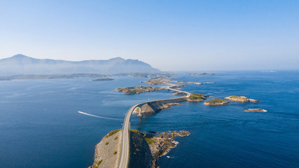 Luchtfoto drone shot van de verbazingwekkende en wereldberoemde Atlantic Road in Noorwegen.