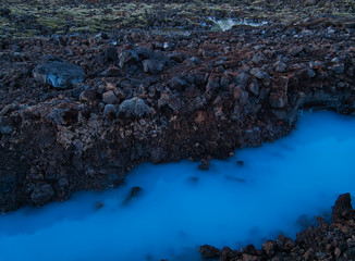 Lava-Landschaft mit dem Wasser der Blauen Lagune