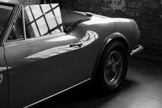 Offener italienischer Sportwagen Klassiker der F&uuml;nfzigerjahre und Sechzigerjahre f&uuml;r den amerikanischen Markt in der Klassikstadt in Frankfurt am Main Fechenheim in Hessen in klassischem Schwarzwei&szlig;