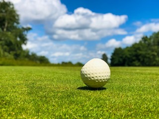 balle de golf blanche