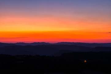 Coucher de soleil champ eoliennes herault