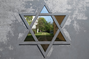 Blick durch ein Tor mit Davidstern auf die ehemalige Judengasse hinter dem jüdischen Friedhof an...