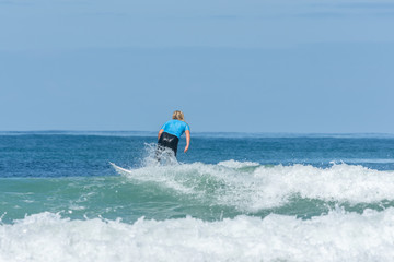 Surfeuse à Lacanau (Gironde, France)