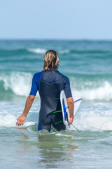 Surfeur à Lacanau (Gironde, France)