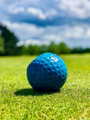 balle de golf bleue