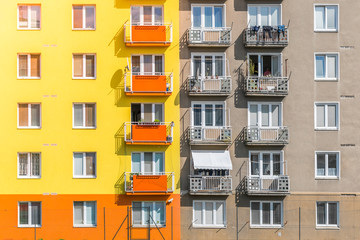 Fototapeta premium Elewacje przed i po renowacji. Porównanie starej i nowej elewacji. Budynek po remoncie.