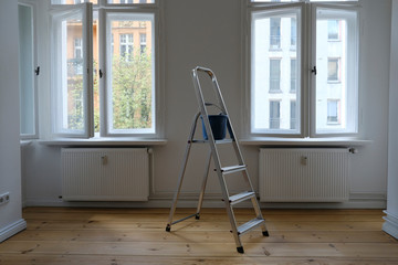 Leiter steht in einem leeren Zimmer