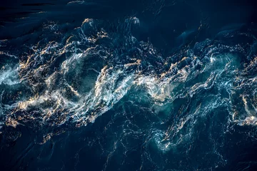 Foto op Plexiglas Nachtblauw Watergolven van de rivier en de zee ontmoeten elkaar bij eb en vloed.