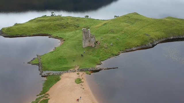 Alte Burgruine in Schottland in den Highlands