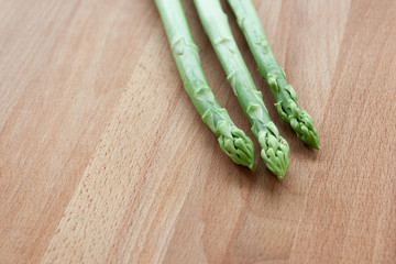 木製カッティングボードの上のアスパラガス